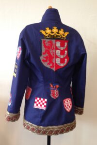 Rug dameskiel getailleerd uit Eindhoven met emblemen