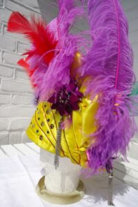 braziliaanse hoed geel met multicolor veren en strassteen applicatie
