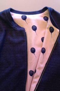 Bomberjack in tricot met fantasie balonnenbinnenvoering, gemaakt door Marja in de  naailes bij Atelier Cilhouette