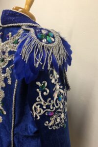 Carnavalsjas dames in kobalt blauwe chenille stof met zilveren applicaties