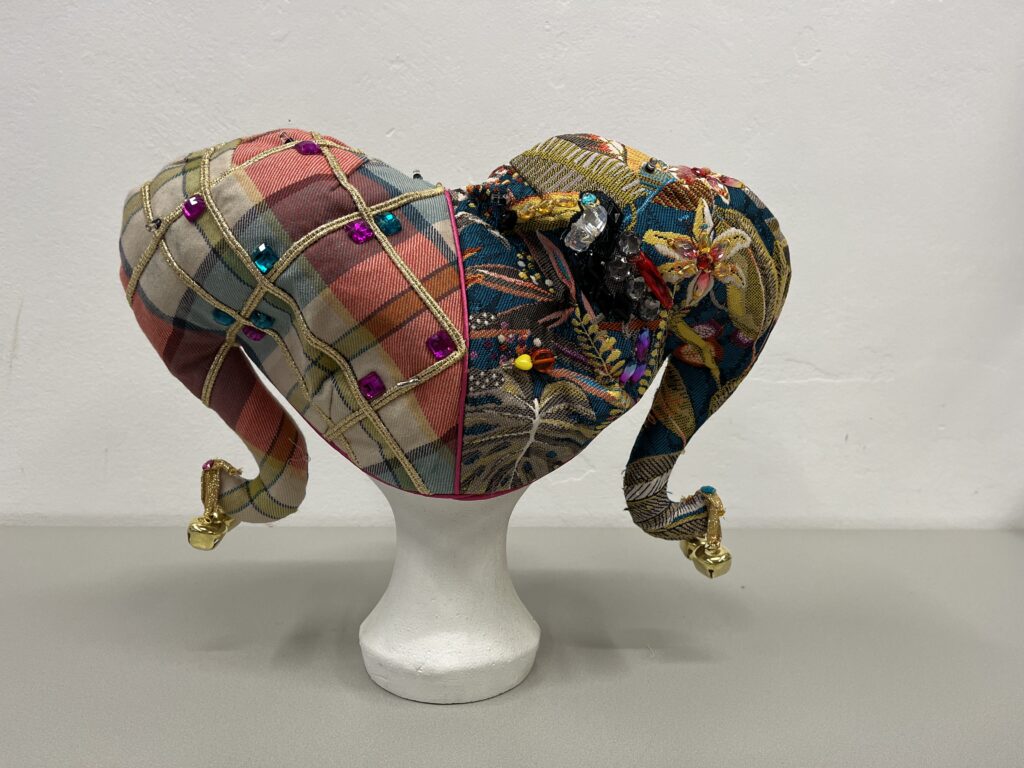 clownsmuts met punten en bellen achterkant